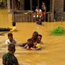 Kisah Aipda Ikhsan Terobos Banjir 2 Meter Sambil Gendong Kakek Lumpuh