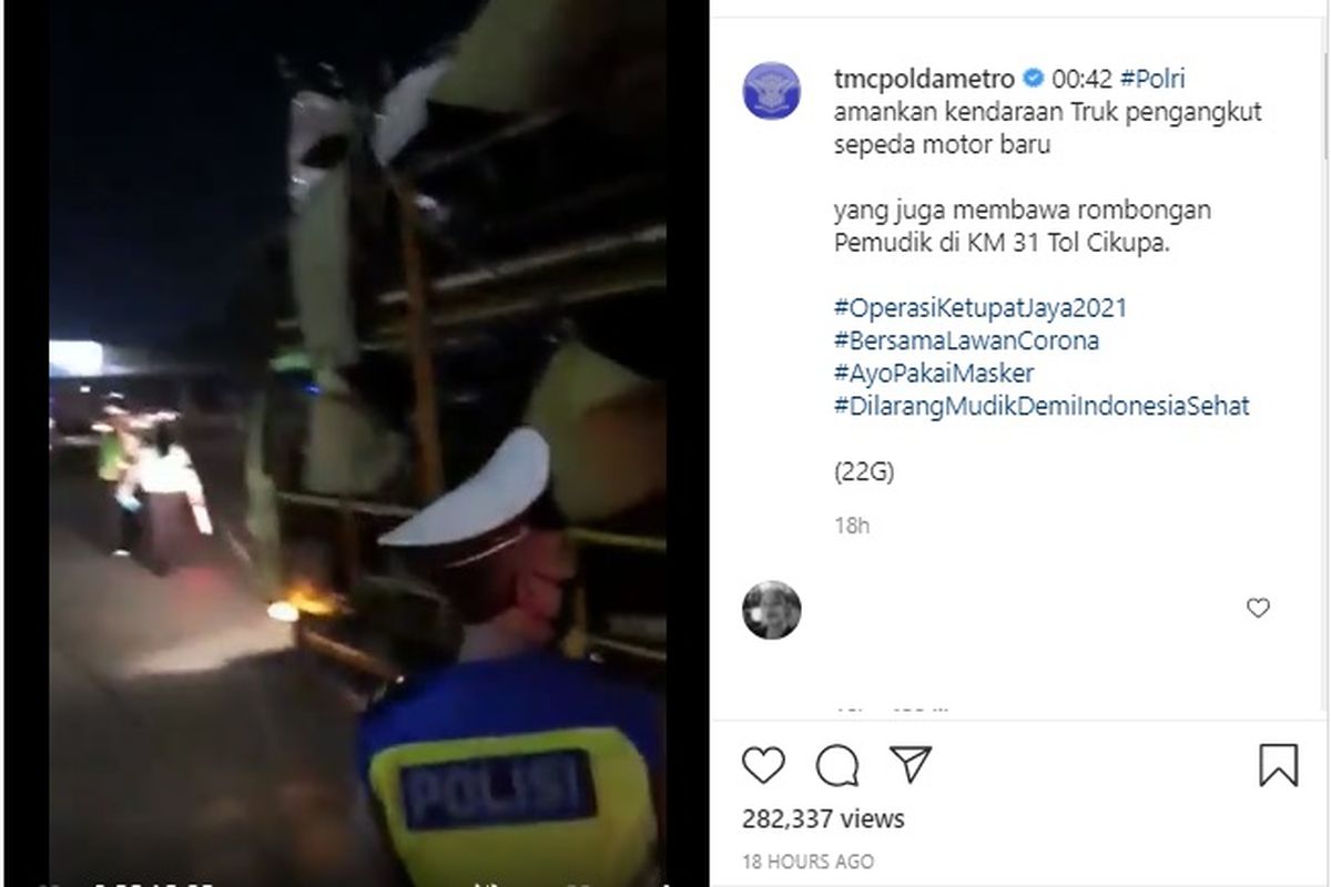 Pemudik nekat naik truk pengangkut motor terjaring razia di Tol Cikupa.