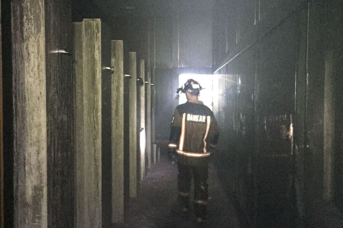 Petugas Disdamkar dan Penyelamatan Kabupaten Bandung saat melakukan upaya pemadama 6 ruang SPA di Kecamatan Cimenyan, Kabupaten Bandung, Jawa Barat pada Jumat (29/3/2024)