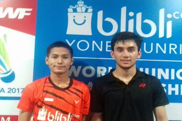 Gatjra Piliang (kiri) dan Lakshya Sen (kanan) berfoto bersama usai bertanding pada babak kedua World Junior Championship 2017 di GOR Among Rogo, Yogyakarta.