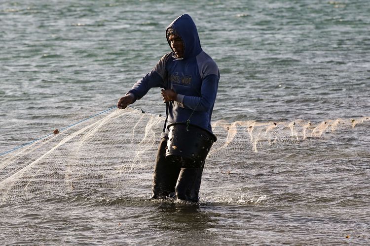 Warga mencari rajungan dan ikan di Pulau Pasir, Lombok Timur, NTB, Sabtu (3/8/2019). Pulau Pasir ini akan terlihat pada sore hari saat air laut surut.