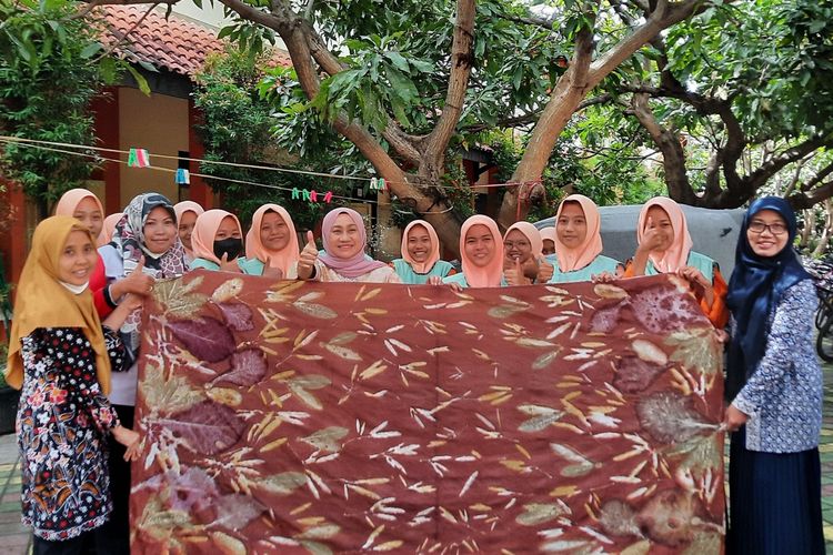 Salah satu kain batik yang dibuat dengan pewarna batik alami oleh siswa SMKN 1 Brebes Jawa Tengah.