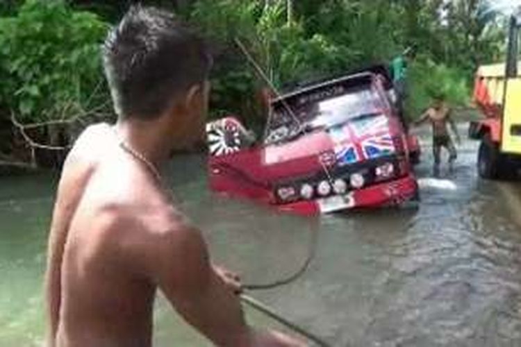 Dua truk terperangkap banjir di Sungai Penanian di Polewali Mandar, Sulawesi Barat, sejak Kamis kemarin.