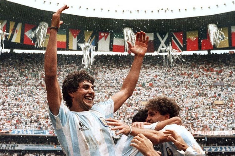 Pemain Argentina, Ricardo Giusti (depan) melakukan selebrasi usai Argentina menjadi juara Piala. Dunia 1986 dengan mengalahkan Jerman Barat 3-2 pada laga final di Mexico City, Meksiko, 29 Juni 1986.