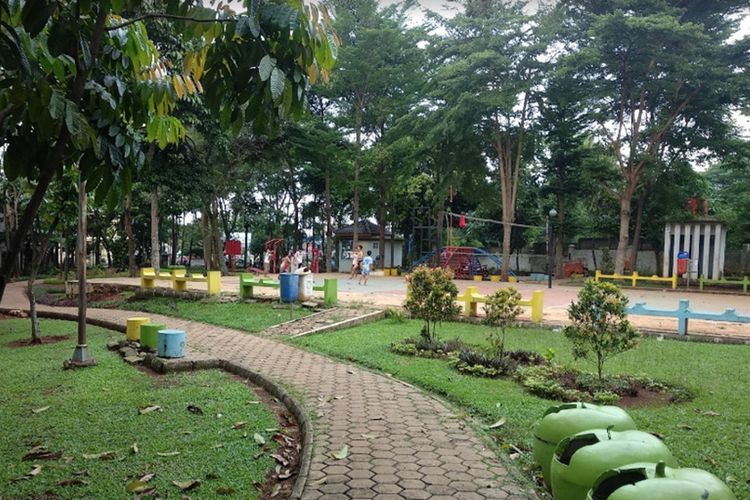  Taman Flamboyan di Jalan Raya Cilangkap, Kecamatan Cipayung, Jakarta Timur. 