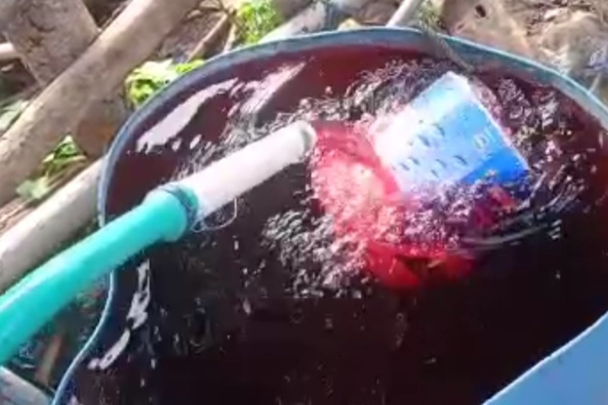 Air Sumur milik warga Desa Kenanti, Kecamatan Tambakboyo, Kabupaten Tuban, Jawa Timur, berubah warnanya jadi merah sejak lima hari lalu.