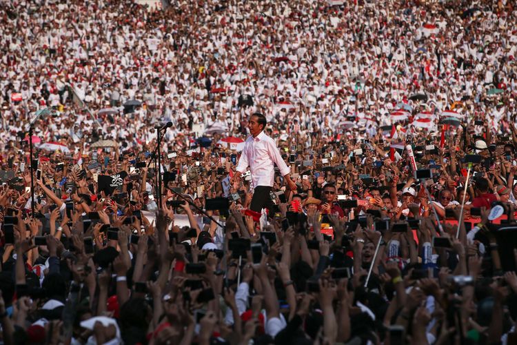 Calon Presiden no urut 01, Joko Widodo memberikan orasi politik saat kampanye akbar bertajuk Konser Putih Bersatu di Stadion Gelora Bung Karno, Jakarta, Sabtu (13/4/2019).