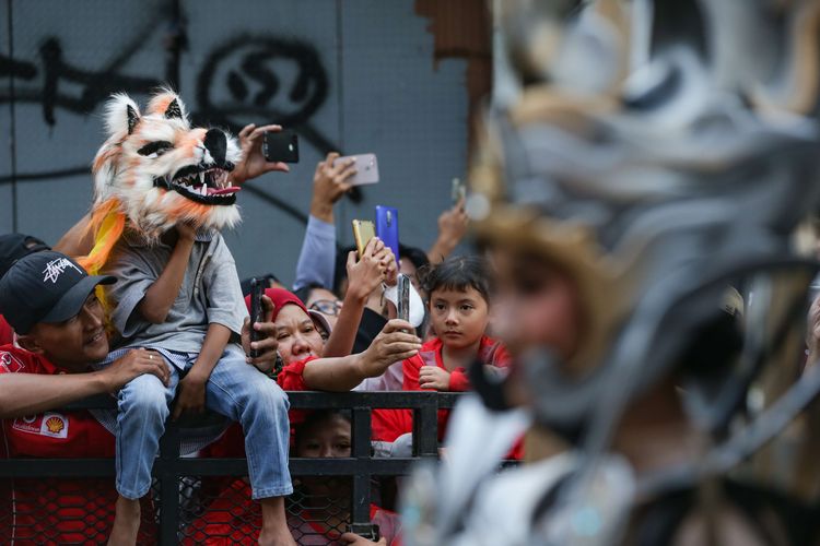 Antusias warga menyaksikan pawai seni budaya pada perayaan puncak Cap Go Meh Bogor Street Festival (CGM-BSF) 2023 di Jalan Suryakencana, Bogor Tengah, Kota Bogor, Minggu (5/2/2023). Atraksi seni budaya seperti Ogoh-ogoh dari Bali, Kendang Beleq dari Lombok, dan Bouraq dari Cirebon, Ondel-ondel Betawi, Reog Ponorogo, serta belasan pertunjukan dari sanggar kesenian dari Jawa Barat dan sekitarnya memeriahkan acara ini.