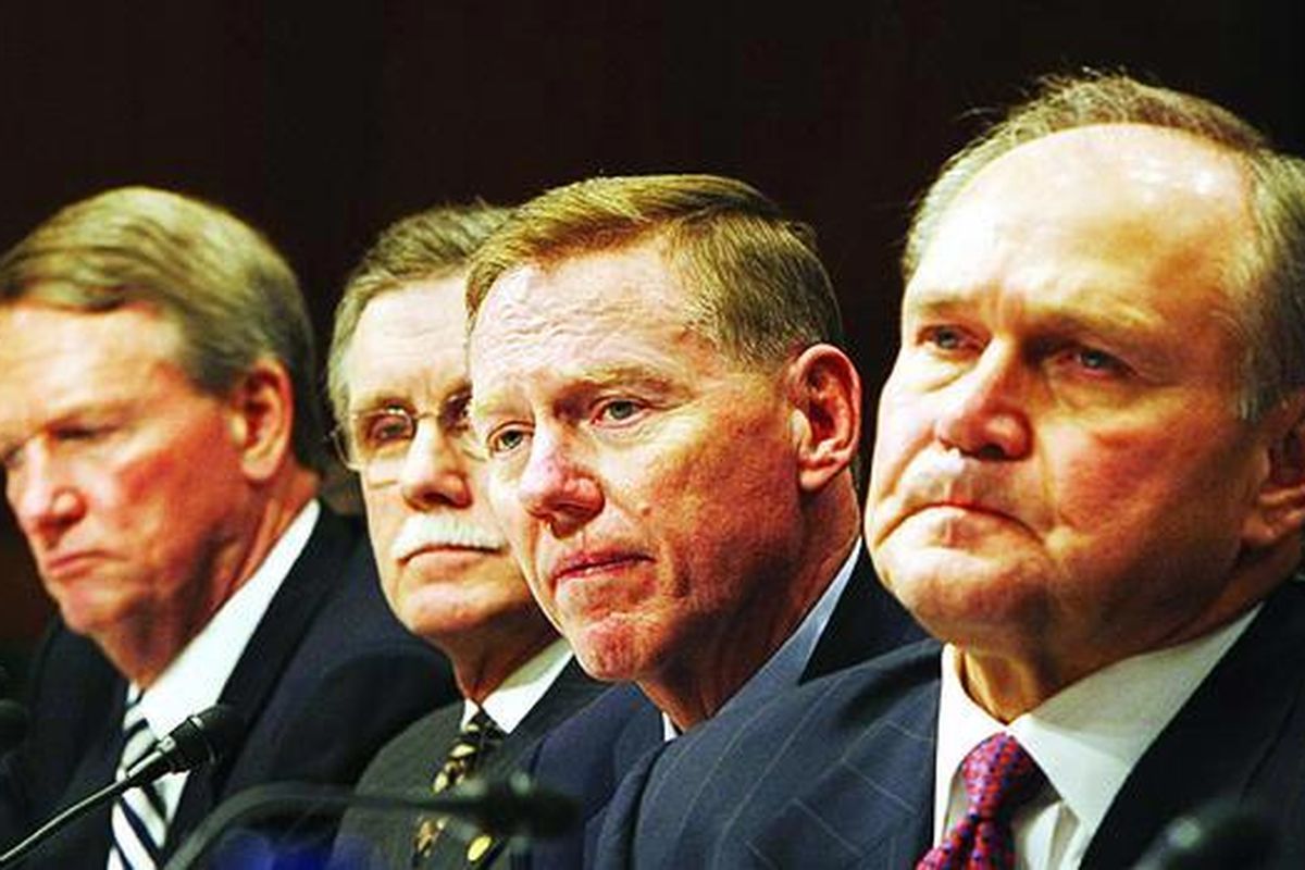 Pemimpin industri otomotif AS, (dari kiri) Richard Wagoner (General Motors), Ron Gettelfinger (Serikat Pekerja Otomotif), Alan Mulaly (Ford Motor), dan Robert Nardelli (Chrysler), berada di Kongres AS, Washington, 4 Desember.  