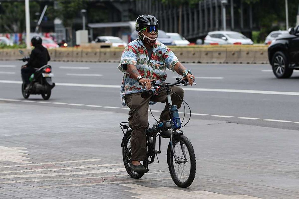 Warga bersepeda di Jalan Jenderal Sudirman, Jakarta, Senin (21/9/2020). Menteri Perhubungan Budi Karya Sumadi menerbitkan Peraturan Menteri Perhubungan Nomor 59 Tahun 2020 tentang Keselamatan Pesepeda di Jalan.