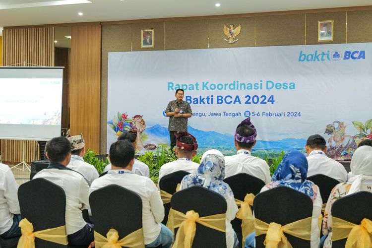 Direktur BCA Antonius Widodo Mulyono membuka Rapat Koordinasi Desa Bakti BCA 2024 di Tawangmangu, Karanganyar, Jawa Tengah, Senin (5/2).