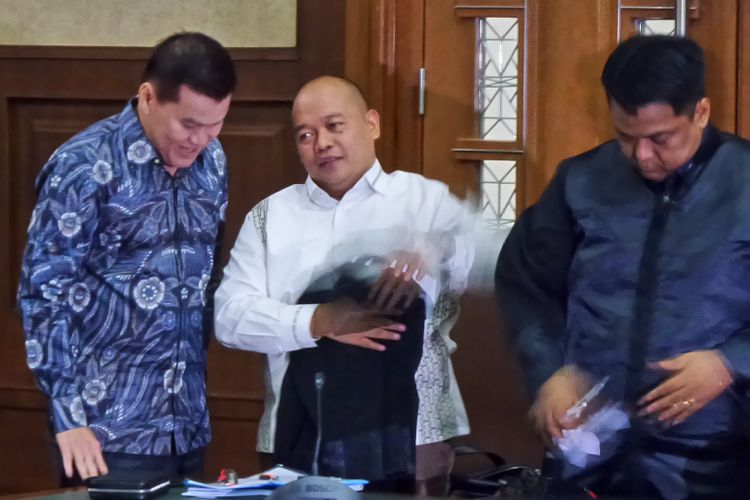 Pengusaha Andi Agustinus alias Andi Narogong (kiri) di Pengadilan Tipikor Jakarta, Senin (14/8/2017).