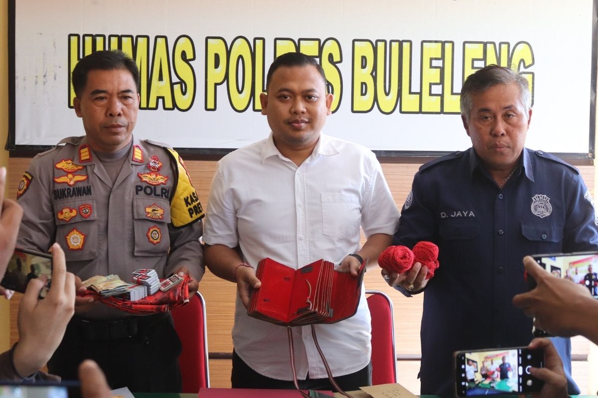 Polisi menunjukkan barang bukti dari penggerebekan arena judi sabung ayam di Kabupaten Buleleng, Provinsi Bali, Senin (26/6/2023).