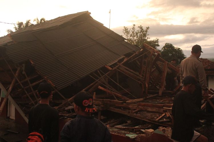 Sebuah bangunan madrasah di Kabupaten Cianjur, Jawa Barat ambruk akibat diterjang angin puting beliung dan hujan lebat, Rabu (12/2/2020) petang.