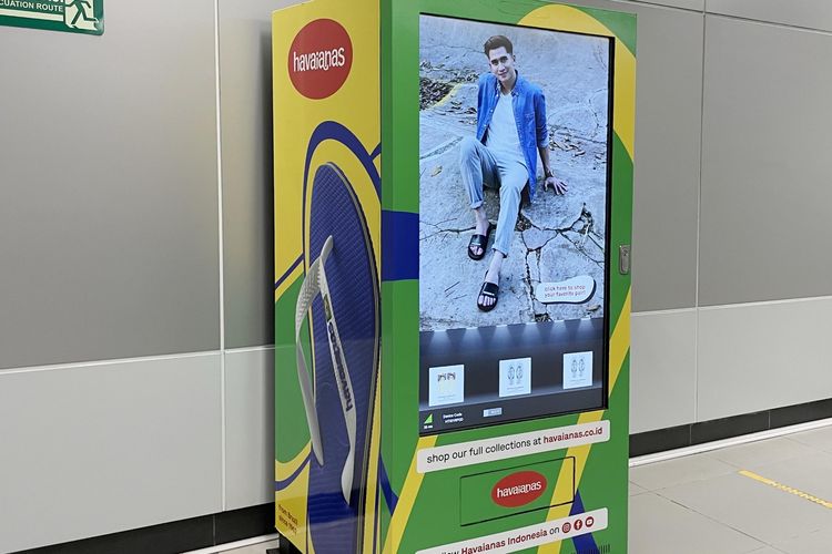 Vending machine Havaianas di Stasiun MRT Bundaran HI.