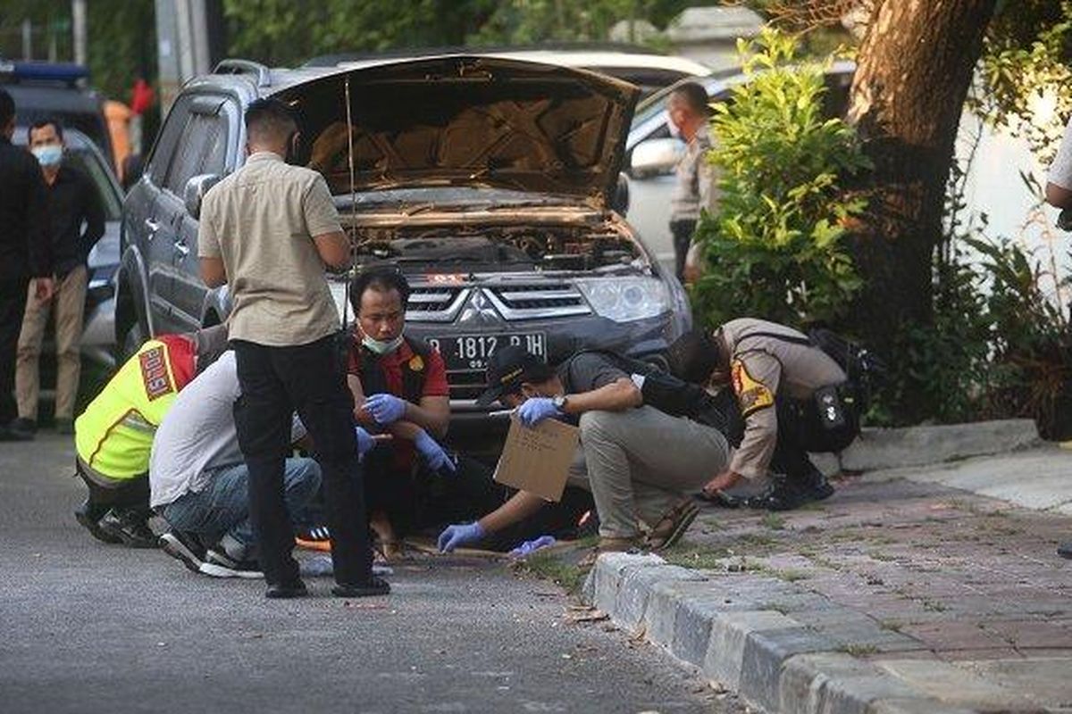 Polisi dan Tim Identifikasi melakukan penyisiran di lokasi ledakan di Jalan Yusuf Adiwinata, Menteng, Jakarta Pusat, Minggu (5/7/2020). Ledakan yang diduga berasal dari bom rakitan itu, meledak sekitar pukul 15.30 an. Sampai saat ini kepolisian pun masih melakukan penyisiran di lokasi kejadian. 