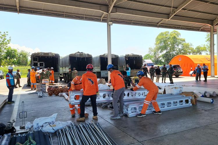 Dukungan armada truk dari TNI Angkatan Darat (AD) turut membantu pendistribusian material tower darurat beserta para personel PLN ke titik-titik tower terdampak yang masih dapat dijangkau dengan jalur darat. Kolaborasi ini dilakukan untuk mendorong percepatan recovery kelistrikan pascabencana Aceh.
