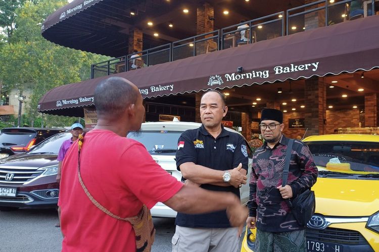 Kadishub Batam saat tengah dimarahi oleh pria yang mengaku oknum Ormas di Batam saat mengecek parkir di salah satu cafe di wilayah Sekupan