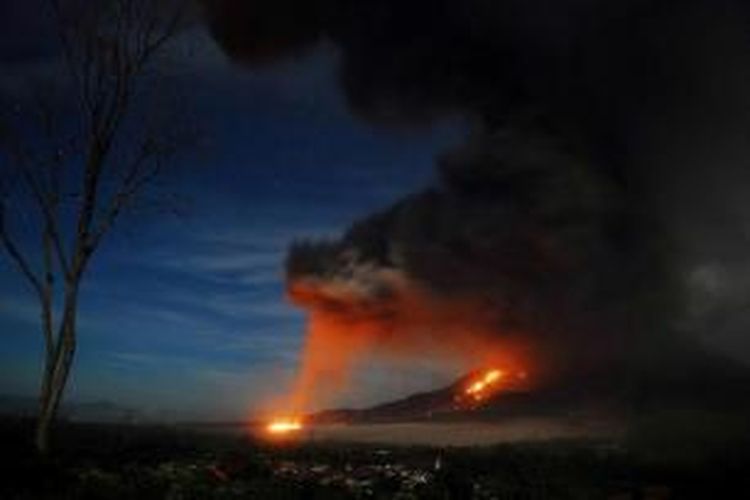 Awan panas dan lava pijar letusan Gunung Sinabung di Karo, Sumatera Utara, Kamis (9/10/2014). Luncuran aliran piroklastik letusan mencapai 4,5 kilometer menuju kaki gunung.