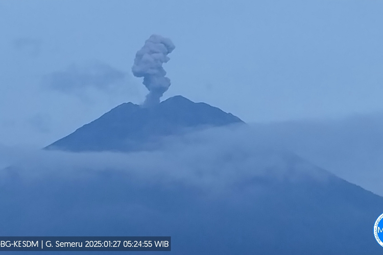 Visual erupsi Gunung Semeru berupa letusan setinggi 1.000 meter, Senin (27/1/2025)