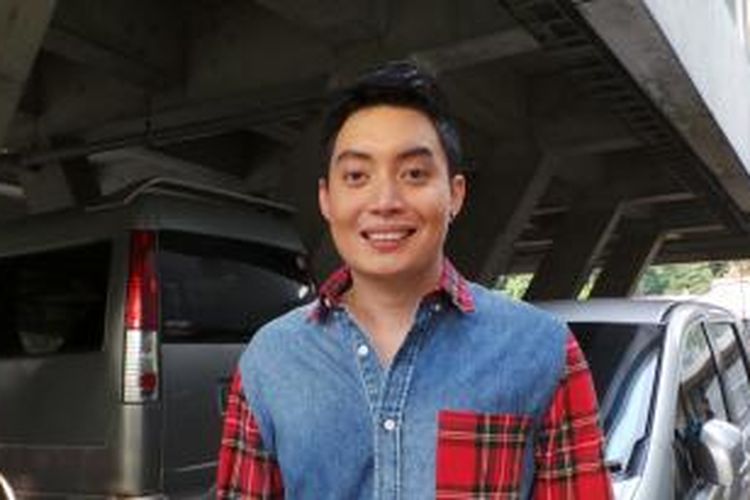 Edric Chandra usai wawancara di Studio AD, Jalan TB Simatupang, Jakarta Selatan, Senin (27/10/2014).