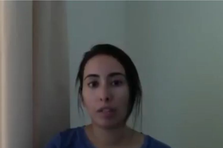 Tangkapan layar dari video tak bertanggal yang dirilis akun Twitter @TeamFreeLatifa yang menunjukkan putri Penguasa Dubai Syekh Mohammed bin Rashid Al Maktoum, Putri Latifa Al Maktoum, mengaku disekap di sebuah vila.