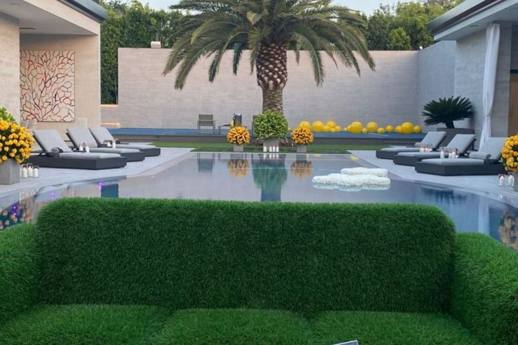 Kylie Jenner menghiasi rumahnya di Calabasas, California, AS, dengan banyak bunga untuk merayakan Hari Ayah bagi Travis Scott.