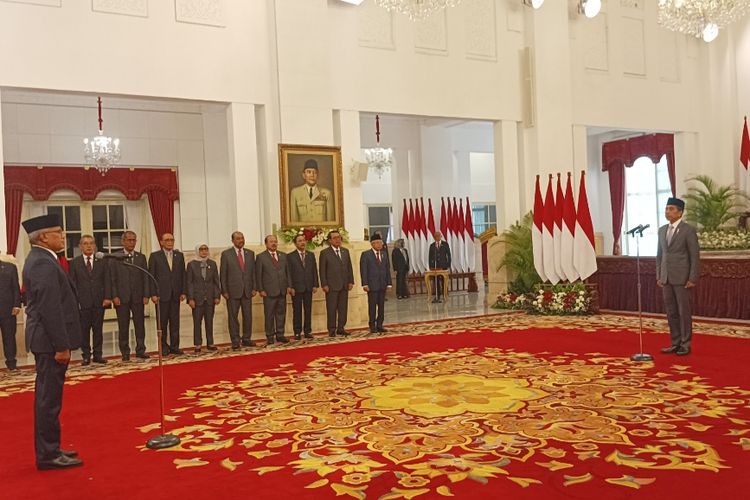 Presiden Joko Widodo saat melantik Irjen (Pol) Marthinus Hukom sebagai Kepala Badan Narkotika Nasional (BNN) di Istana Negara pada Jumat (8/12/2023).