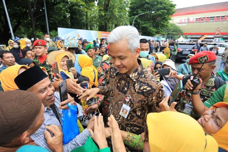 Gubernur Jawa Tengah Ganjar Pranowo menghadiri pembukaan Muktamar Muhammadiyah dan Aisyiyah ke-48 di Stadion Manahan, Solo, Sabtu (19/11/2022).