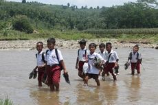 Jembatan Hanyut Berkali-kali, Anak-anak Seberangi Sungai untuk Sekolah