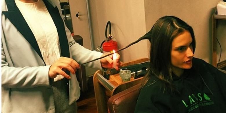 Supermodel Alessandra Ambrosio mengunggah foto dirinya pada akun Instagram yang sedang melakukan perawatan rambut dengan membakarnya menggunakan lilin menyala.