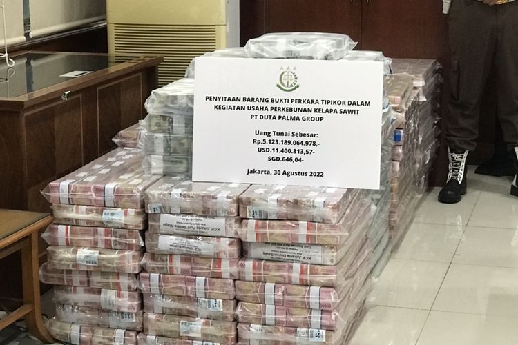Kejaksaan Agung (Kejagung) RI menunjukkan tumpukan uang tunai lebih dari Rp 5,1 triliun yang disita dari bos PT Duta Palma Group Surya Darmadi.