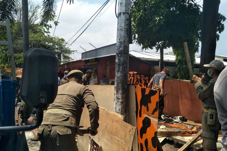 Satu gardu organisasi masyarakat Pemuda Pancasila (PP) di wilayah RW 014 Rawamangun, Pulogadung, Jakarta Timur, dibongkar petugas pada Rabu (8/12/2021).