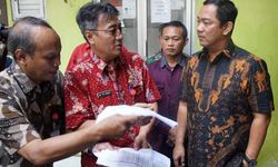 Wali Kota Semarang Antar Sendiri e-KTP Ke Rumah Warga