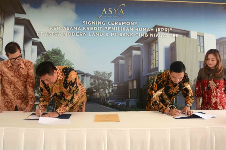 Presiden Direktur PT Astra Modern Land Wibowo Muljono dan Direktur PT Astra Modern Land Panji Nurfirman bersama Novlia Dwi Astine selaku Mortgage Business Development Head dan Johanes Janer Saragih selaku Mortgage Business Head Jakarta Region PT Bank CIMB Niaga Tbk menandatangani kerjasama, Selasa (17/4/2018).