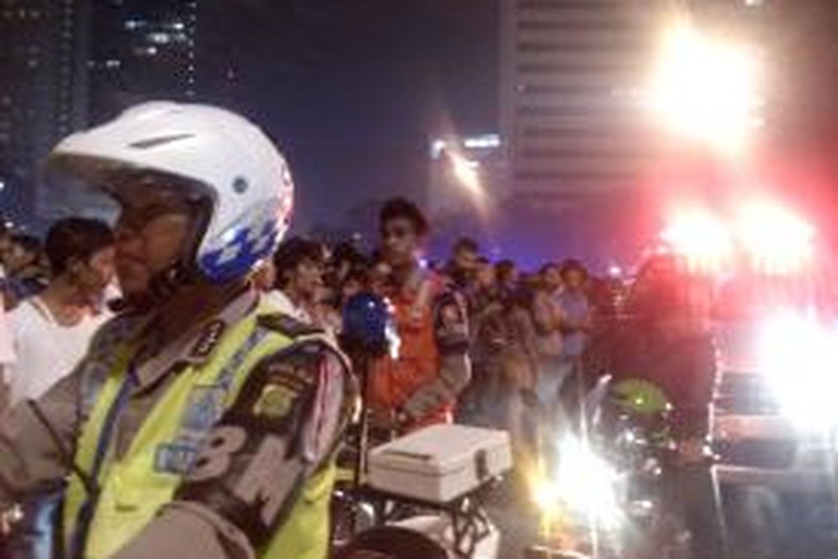 Tepat tengah malam, kepolisian mengakhiri gelaran Jakarta Night Festival (JNF) digelar di Bundaran HI hingga Monas.
