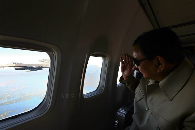 Menhan Prabowo Subianto memberikan salam hormat kepada pilot F-16.