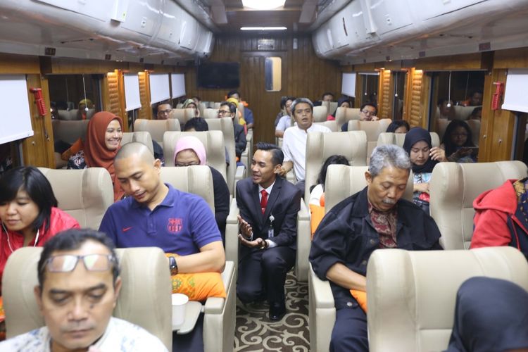 Suasana di dalam gerbong kereta api wisata priority saat perjalanan dari Jakarta menuju Jogjakarta, Jumat (4/8/2017). Kereta wisata kelas priority ini memiliki fasilitas antara lain Audio Visual On Demain (AVOD) di setiap kursi penumpang, Mini Bar, TV 52 Inch, Crew Khusus, Toilet Khusus dan Kursi yang lebih nyaman dari kelas eksekutif, harga tiket mulai dari Rp 750.000 sudah termasuk jasa restorasi 1x makan dan minum.