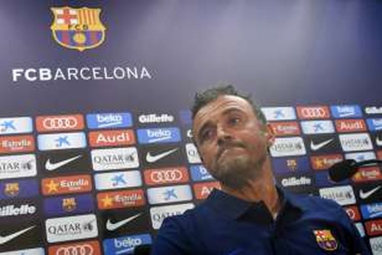 Pelatih Barcelona, Luis Enrique, memberikan pernyataan dalam jumpa pers pertama pramusim yang digelar di  Joan Gamper, Kamis (21/7/2016).  