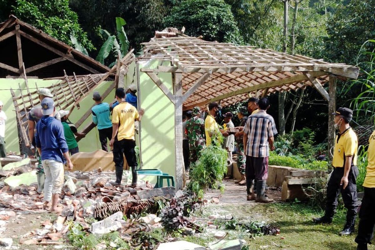 Berbagai pihak bekerja bakti membersihkan rumah Slamet warga Desa Jugo, Kecamatan Mojo, Kabupaten Kediri, Jawa Timur, yang rusak parah usai diterjang tanah longsor, Jumat (24/6/2022). 
