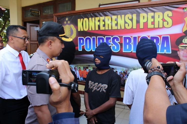 
Polisi menunjukkan tiga pelaku pembunuh DT (16) saat gelar perkara di Mapolres Blora, Jateng, Senin (15/7/2019).