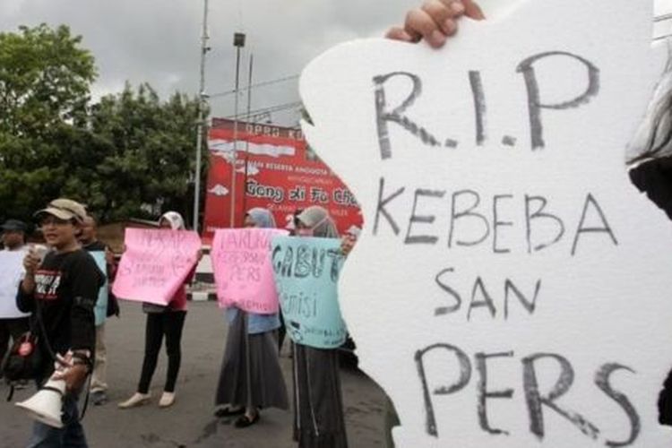 Sejumlah wartawan berorasi sambil membawa poster berisi tuntutan saat menggelar aksi unjuk rasa dalam rangka peringatan Hari Pers Nasional (HPN) 2019 di Blitar, Jawa Timur, Sabtu (09/02) 