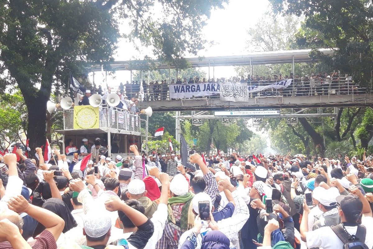 Massa di sekitar Gedung Mahkamah Konstitusi, Rabu (26/6/2019)