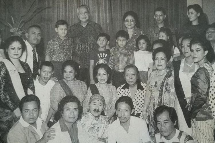 Para pelawak Aneka Ria Srimulat saat menghibur Soeharto dan Bu Tien.