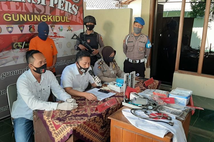 Polisi Menunjukkan M tersangka dan Barang Bukti Praktek Klinik Ilegal di Kapanewon Ponjong, dalam Jumpa Pers di Mapolres Gunungkidul Kamis (23/7/2020)