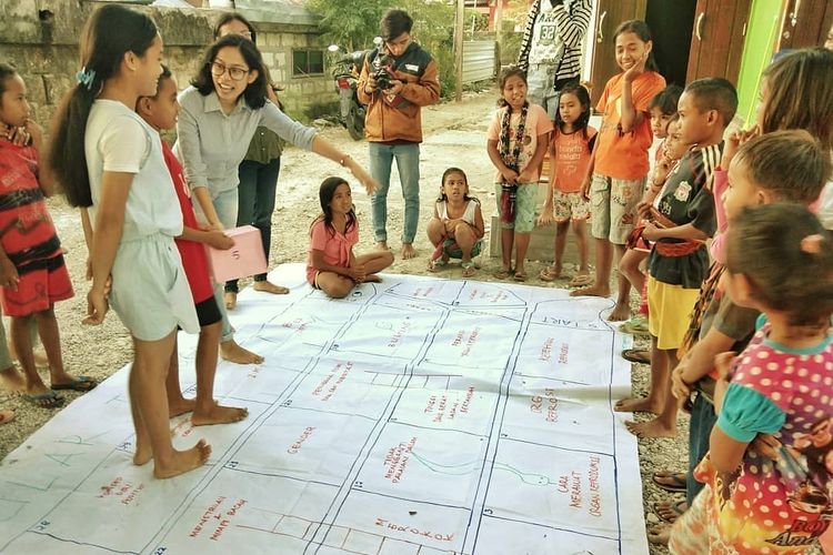 Anak-anak di Nusa Tenggara Timur (NTT) tengah mengikuti edukasi hak kesehatan seksual dan reproduksi bersama Mariana Yunita Hendriyani Opat (berkacamata) yang diadakan oleh Komunitas Tenggara sebelum pandemi Covid-19 melanda.
