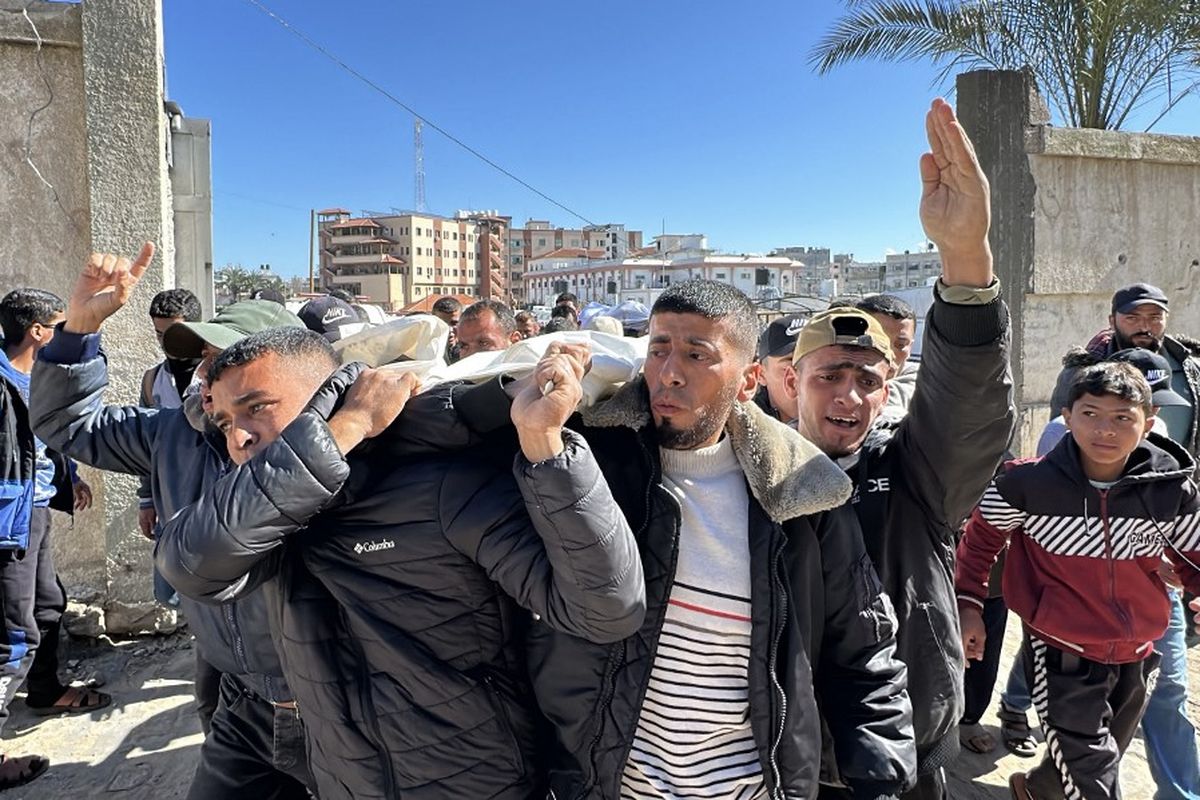 Warga Palestina membawa jenazah seorang kerabat yang tewas dalam serangan Israel, selama pemakaman mereka di Khan Younis di Jalur Gaza selatan pada 23 Maret 2025.