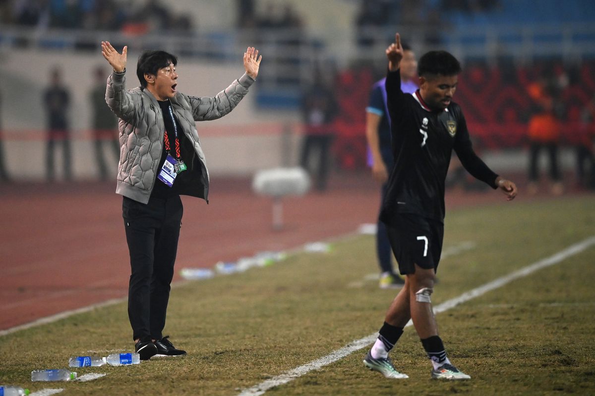 Pelatih Timnas Indonesia Shin Tae-yong bereaksi usai pemainnya dilanggar keras oleh pesepak bola Timnas Vietnam dalam pertandingan leg 2 babak semi final Piala AFF 2022 di Stadion Nasional My Dinh, Hanoi, Vietnam, Senin (9/1/2023). ANTARA FOTO/Aditya Pradana Putra/tom.