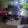 Jalan di Sawit Boyolali Tiba-tiba Ambrol, Sebuah Mobil Nyaris Celaka