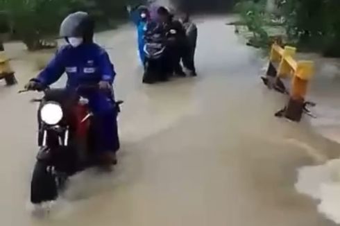 Jalan Poros Ketapang Kalbar Banjir, Sejumlah Sepeda Motor Mogok, Ada Mobil Hanyut